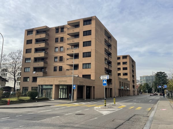 AMPIO COMMERCIALE CON VETRINE IN ZONA DI FORTE PASSAGGIO 11