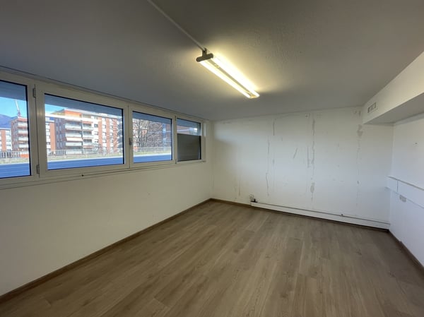 UFFICIO SU DUE LIVELLI E 6 POSTEGGI AD UN PREZZO SUPER 10