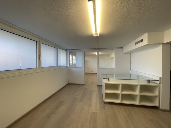 UFFICIO SU DUE LIVELLI E 6 POSTEGGI AD UN PREZZO SUPER 6