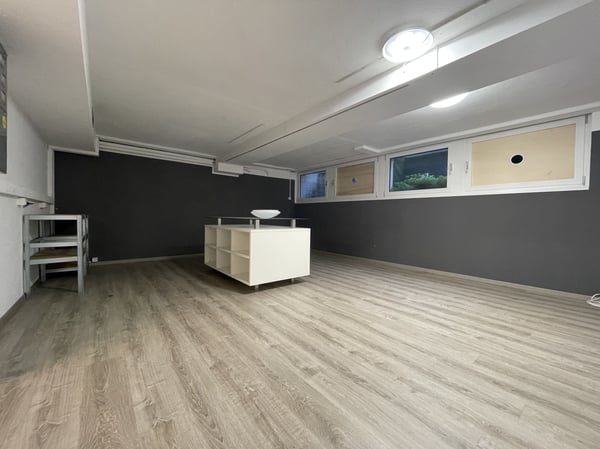 UFFICIO SU DUE LIVELLI E 6 POSTEGGI AD UN PREZZO SUPER 9