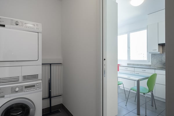 LUMINOSO ED AMPIO APPARTAMENTO 3.5 IN CITTA' 6