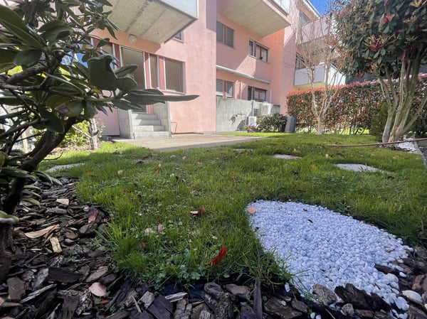 AMPIO APPARTAMENTO 2.5 RIATTATO CON GIARDINO 12