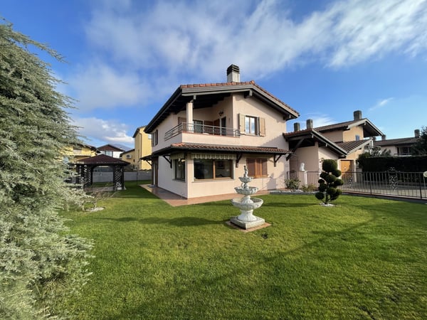 MERAVIGLIOSA CASA UNIFAMILIARE 4.5 CON GIARDINO CURATO 8