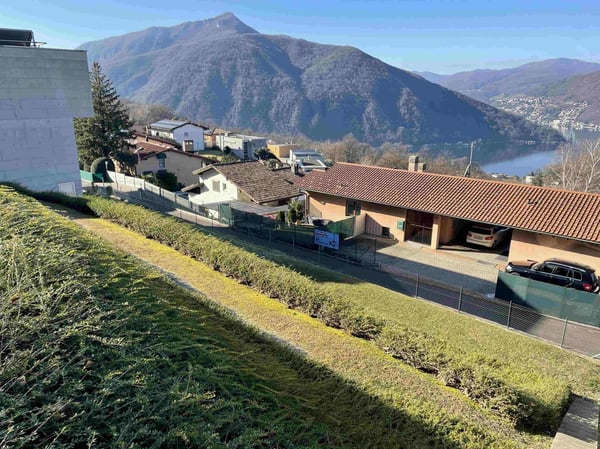 INTERESSANTE TERRENO CON SPLENDIDA VISTA LAGO 12