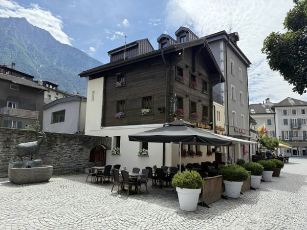 Einmalige Gelegenheit - Traditionelles Restaurant im malerischen Herzen von Brig im Wallis zum Verkauf - ein Ort voller Charme, exquisiter Küche und herzlicher Gastfreundschaft wartet auf neue Besitz … 1
