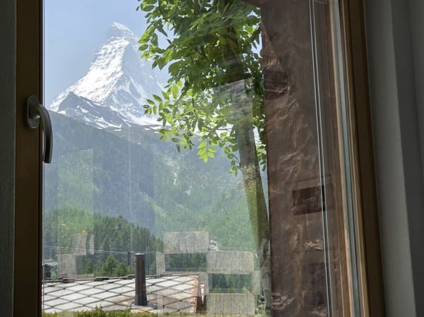 Sehr schöne Erdgeschosswohnung in Zermatt - TOP RENDITEOBJEKT - Ihr luxuriöses Refugium mit magischem Matterhornblick (touristische Bewirtschaftung möglich)