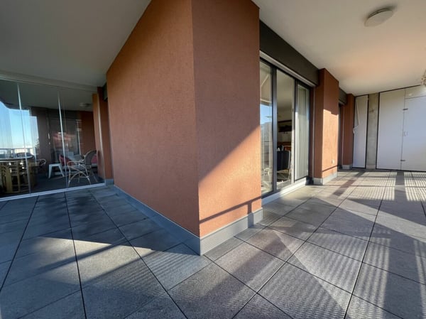 AVEC UNE MAGNIFIQUE LOGGIA ET UNE GRANDE TERRASSE 2