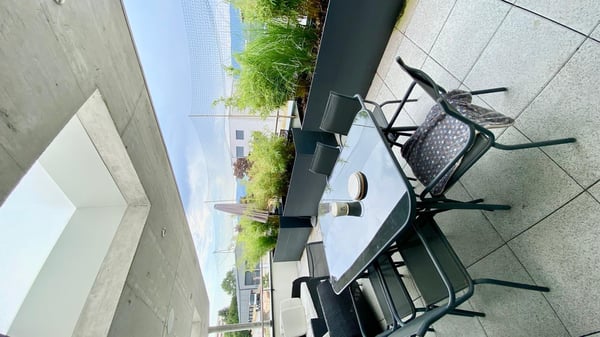 AVEC UNE GRANDE TERRASSE ET UN GRAND JARDIN 6