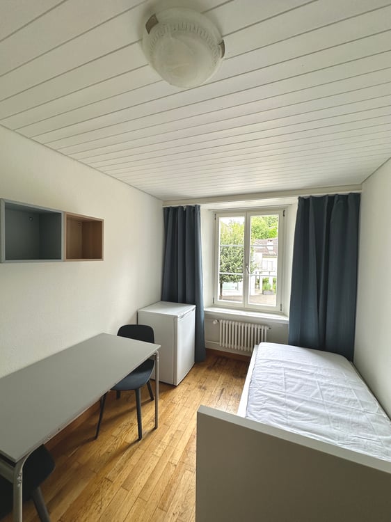 Modern möbliertes und zentrales Zimmer in Uster 3