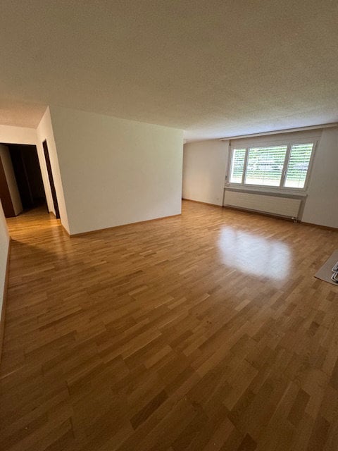 Grosszügige 2.5 Zimmer Wohnung mit Gartensitzplatz 2