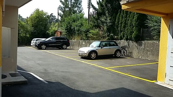 Parkplatz im Wohnquartier - Neuhausen am Rheinfall 1