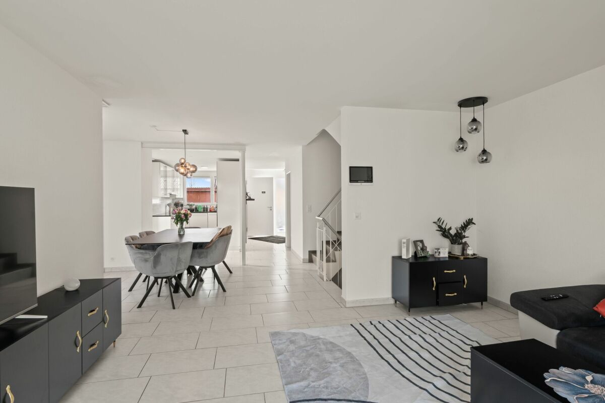 Maison jumelée détachée dans un emplacement idéal avec soleil de l'après-midi et du soir