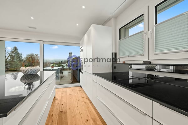 Sehr gepflegte, neuwertige Attika-Wohnung mit div. Extras wie Riesen-Terrasse, Lift mit direktem Zugang in die Wohnung, übergrossen Parkplätzen usw. 6