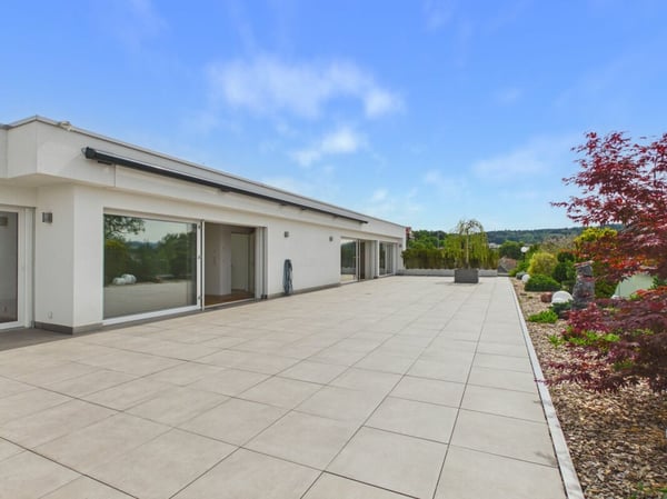 Sehr gepflegte, neuwertige Attika-Wohnung mit div. Extras wie Riesen-Terrasse, Lift mit direktem Zugang in die Wohnung, übergrossen Parkplätzen usw. 20