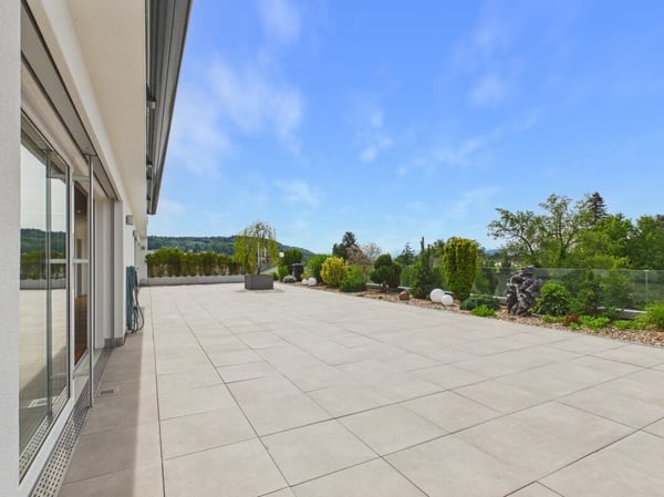 Sehr gepflegte, neuwertige Attika-Wohnung mit div. Extras wie Riesen-Terrasse, Lift mit direktem Zugang in die Wohnung, übergrossen Parkplätzen usw. 26