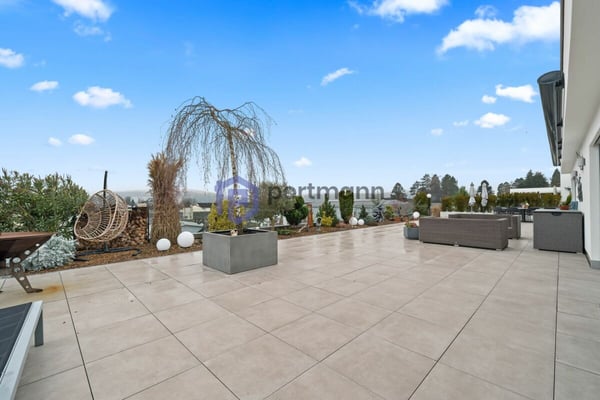 Sehr gepflegte, neuwertige Attika-Wohnung mit div. Extras wie Riesen-Terrasse, Lift mit direktem Zugang in die Wohnung, übergrossen Parkplätzen usw.