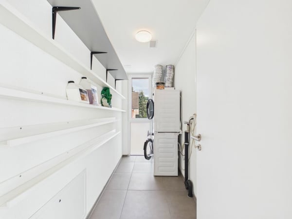Sehr gepflegte, neuwertige Attika-Wohnung mit div. Extras wie Riesen-Terrasse, Lift mit direktem Zugang in die Wohnung, übergrossen Parkplätzen usw. 27