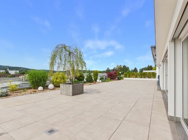 Sehr gepflegte, neuwertige Attika-Wohnung mit div. Extras wie Riesen-Terrasse, Lift mit direktem Zugang in die Wohnung, übergrossen Parkplätzen usw. 21