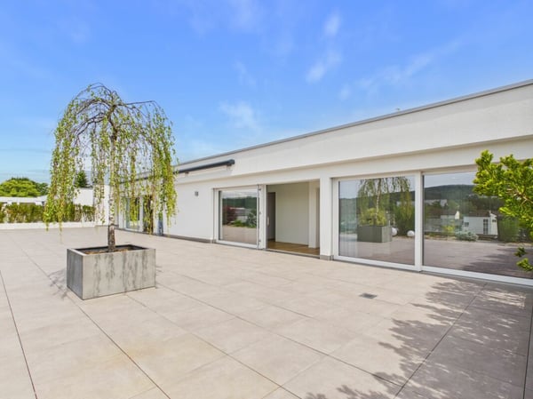 Sehr gepflegte, neuwertige Attika-Wohnung mit div. Extras wie Riesen-Terrasse, Lift mit direktem Zugang in die Wohnung, übergrossen Parkplätzen usw. 24
