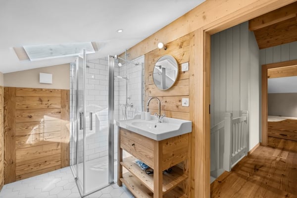 Charming 4-Room Chalet in the Heart of Verbier – Fully Renovated Alpine Retreat 14