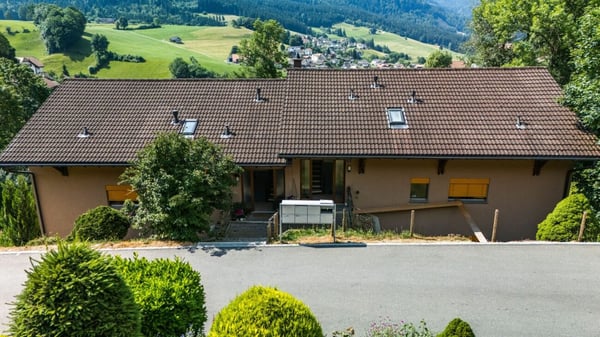 Mehrfamilienhaus + 1 Wohnung in Plasselb 75 2