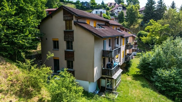 Mehrfamilienhaus + 1 Wohnung in Plasselb 75 4