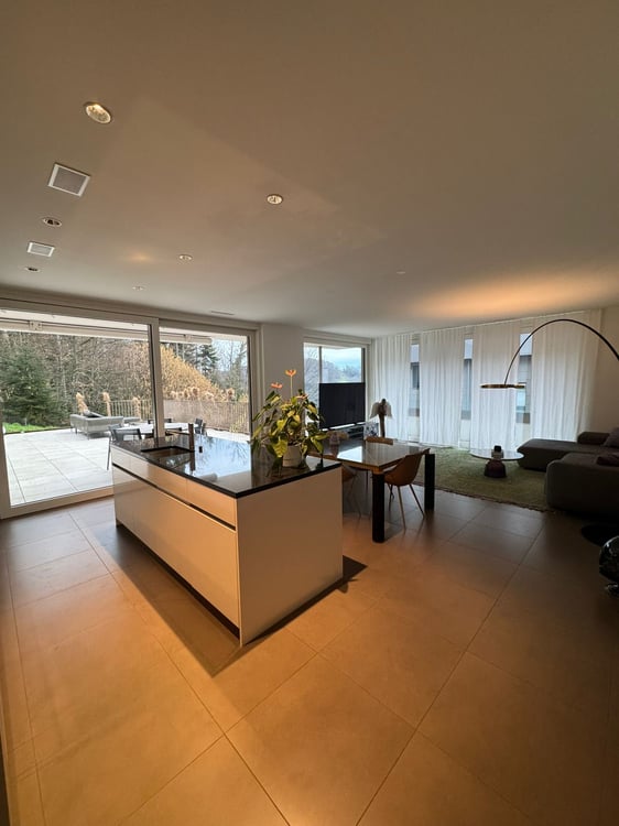 Exklusive 3.5-Zimmer Terrassenwohnung mit grosser Sonnenterrasse in Hergiswil