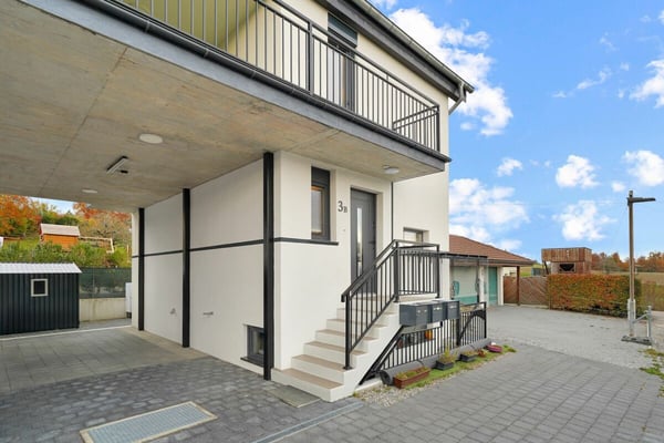 Neuwertiges Doppeleinfamilienhaus mit Einliegerwohnung und grossem Carport 15