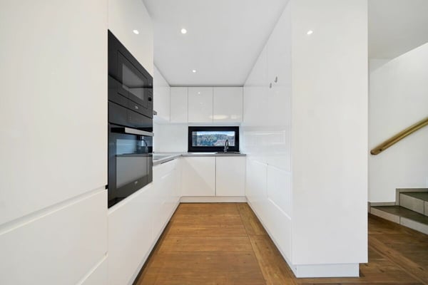 Neuwertiges Doppeleinfamilienhaus mit Einliegerwohnung und grossem Carport 7