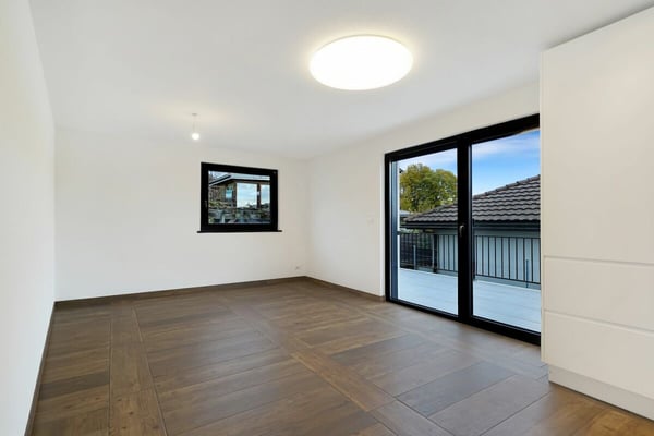 Neuwertiges Doppeleinfamilienhaus mit Einliegerwohnung und grossem Carport 4