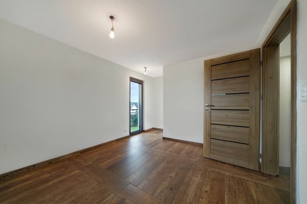 Neuwertiges Doppeleinfamilienhaus mit Einliegerwohnung und grossem Carport 8