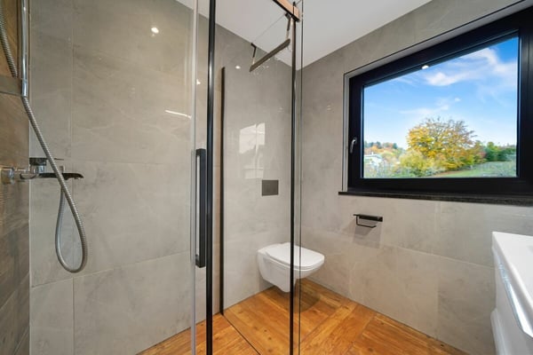 Neuwertiges Doppeleinfamilienhaus mit Einliegerwohnung und grossem Carport 10