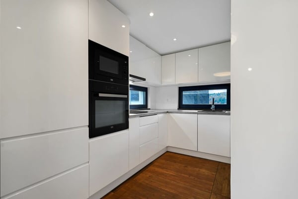 Neuwertiges Doppeleinfamilienhaus mit Einliegerwohnung und grossem Carport 6