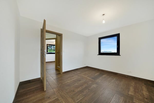 Neuwertiges Doppeleinfamilienhaus mit Einliegerwohnung und grossem Carport 9