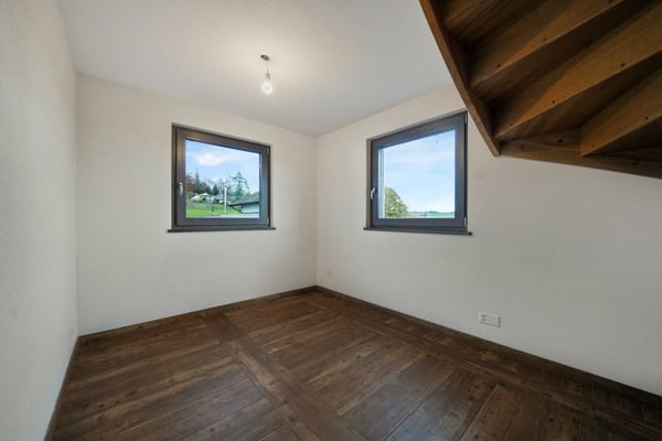 Neuwertiges Doppeleinfamilienhaus mit Einliegerwohnung und grossem Carport 11