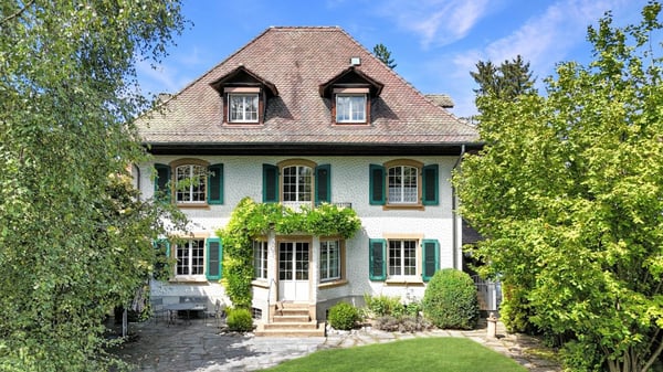 Rarität in der Stadt: Historisches Landhaus mit weitläufigem Gartenparadies und Einliegerwohnung 1