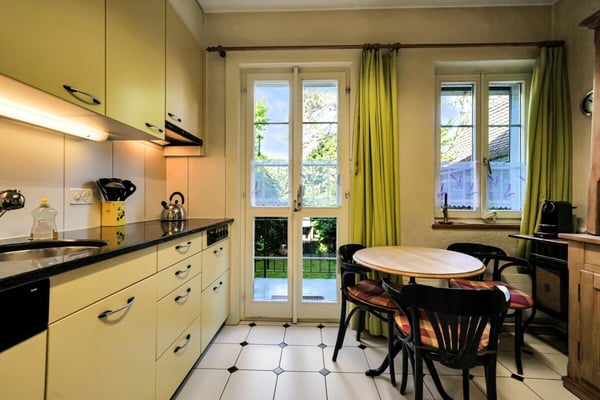 Rarität in der Stadt: Historisches Landhaus mit weitläufigem Gartenparadies und Einliegerwohnung 3