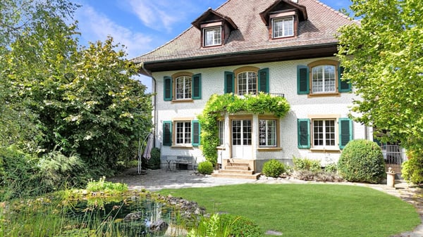 Rarität in der Stadt: Historisches Landhaus mit weitläufigem Gartenparadies und Einliegerwohnung 2