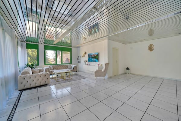 Rendite von 3.66% - Saniertes Mehrfamilienhaus mit 5 Wohneinheiten und Einstellhalle 9