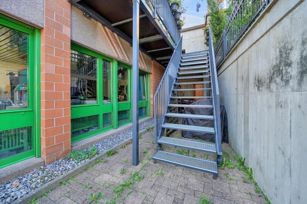 Rendite von 3.66% - Saniertes Mehrfamilienhaus mit 5 Wohneinheiten und Einstellhalle 10