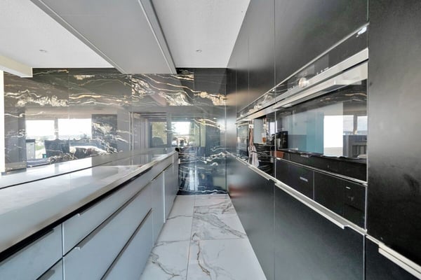 Rendite von 3.66% - Saniertes Mehrfamilienhaus mit 5 Wohneinheiten und Einstellhalle 13