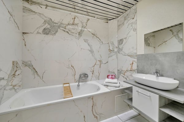 Rendite von 3.66% - Saniertes Mehrfamilienhaus mit 5 Wohneinheiten und Einstellhalle 12