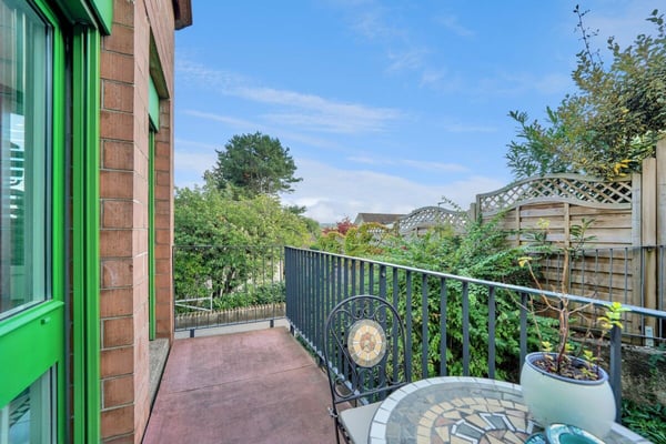 Rendite von 3.66% - Saniertes Mehrfamilienhaus mit 5 Wohneinheiten und Einstellhalle 8