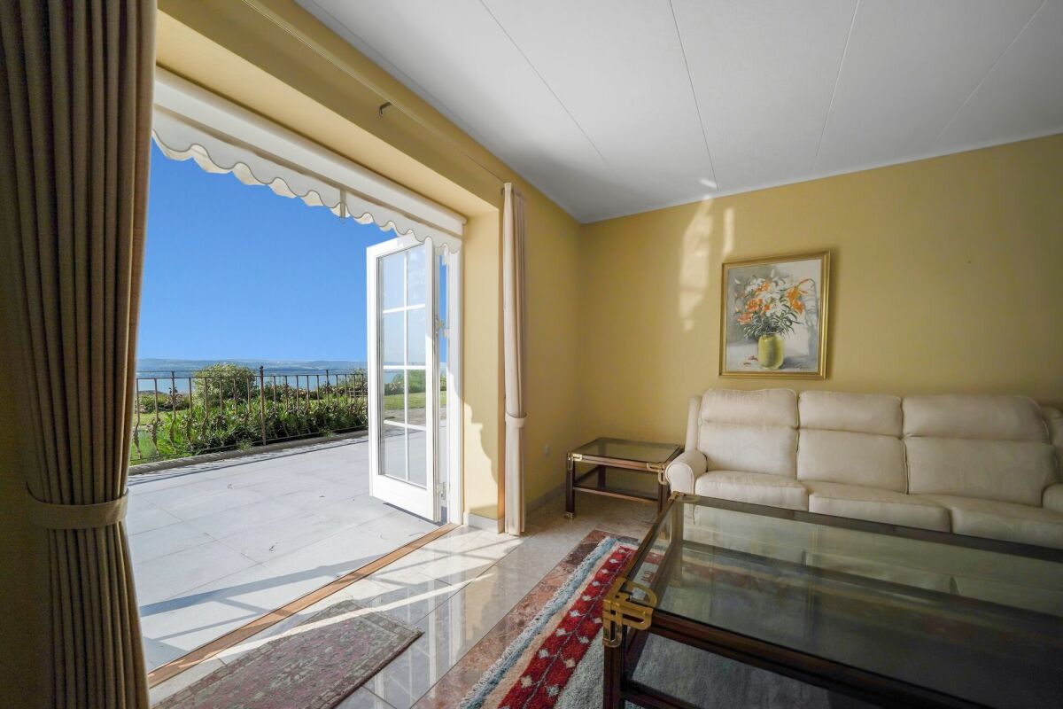 Villa exclusive avec vue sur le lac et les Alpes - sur la pente sud de Lugnorre