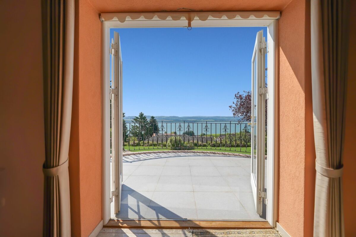Villa exclusive avec vue sur le lac et les Alpes - sur la pente sud de Lugnorre