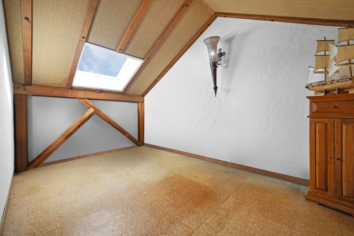 Duplex sous les toits avec ascenseur privatif - spacieux, lumineux et plein de potentiel