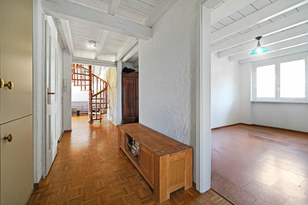 Duplex sous les toits avec ascenseur privatif - spacieux, lumineux et plein de potentiel