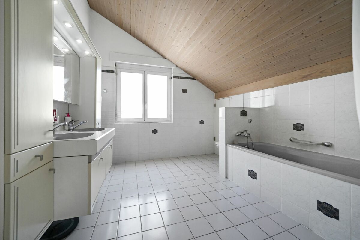 Duplex sous les toits avec ascenseur privatif - spacieux, lumineux et plein de potentiel