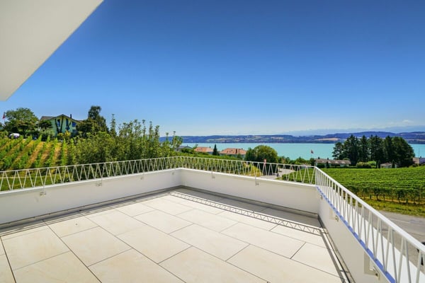 Exklusive 4.5 Zimmer Neubau Terrassenwohnung mit atemberaubender Weitsicht über den Murtensee 3