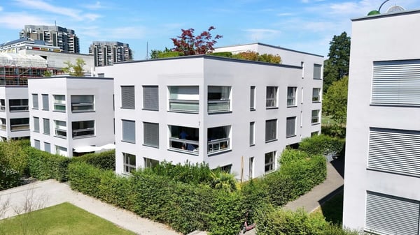 Neuwertige, helle 4.5 Zimmer Parterre-Wohnung in Stadtnähe